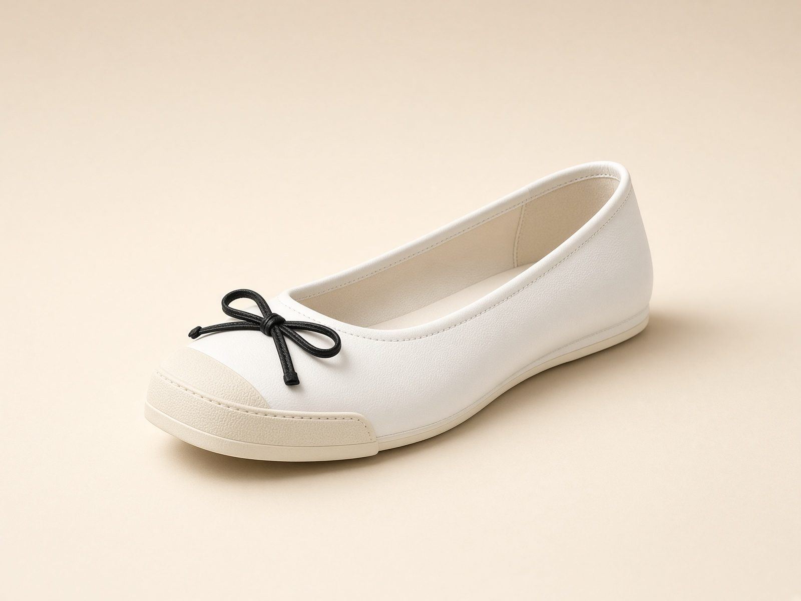 Slip-on, lazo de cuero, shell toe en cuadrado. La forma ya grita: el color se queda callado.