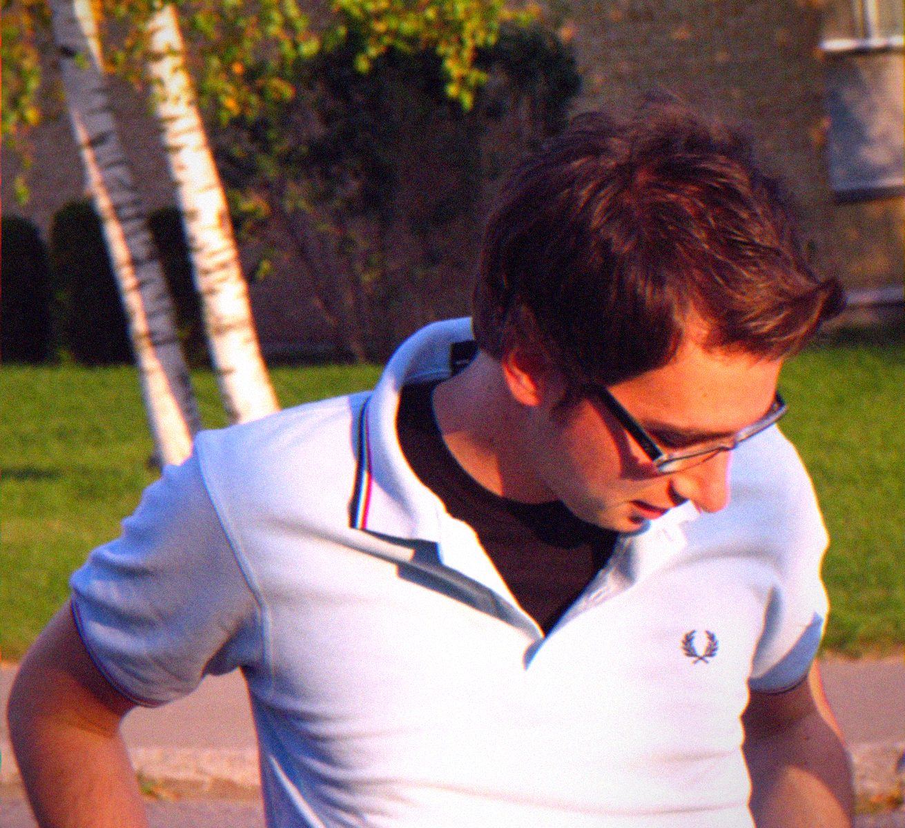 EL POLO DE FRED PERRY PASÓ POR EL FILTRO DE COMME DES GARÇONS Y SALIÓ CON NEÓN. LOOKEAR Londres