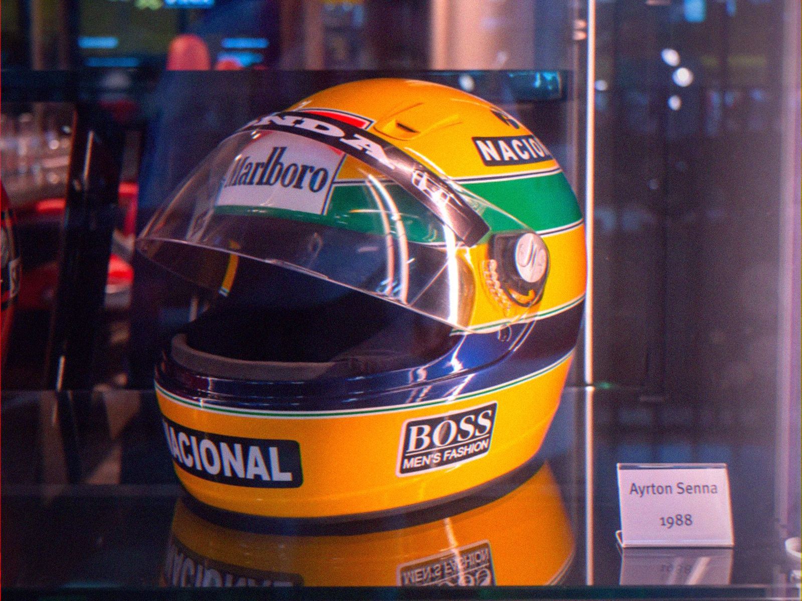 LEGO ARMÓ EL CASCO DE SENNA EN 931 PIEZAS Y LE PUSO LA POLERA DEL SENNINHA A LA MINIFIGURA. DROPEAR Global